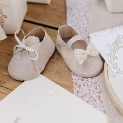 Babyskoformet Æske Linnedlook Med Hvid Sløjfe