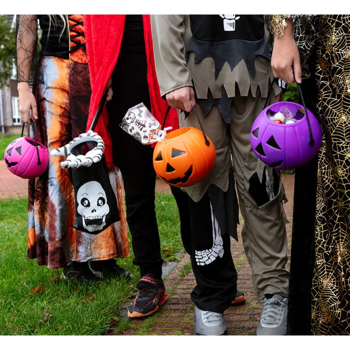 Skelet Trick Or Treat Pose
